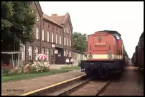 Am 29.8.1993 war der Bahnhof Dömitz noch intakt und Vorzeigens wert. 202461 war mit dem P 14209 aus Ludwigslust am gepflegten und mit Rosen geschmückten Bahnsteig angekommen. Jahre später kam dann das aus und die Bahnanlagen wurden abgebaut bzw. dem Verfall preis gegeben.