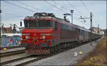 SŽ 363-028 zieht leeren Migrantenzug durch Maribor-Tabor zurück nach Dobova. /9.2.2016