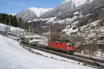 Re 4/4 II 11297 befindet sich am 15.02.2016 mit einem Lokalgüterzug bei Rodi-Fiesso.