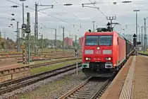Einfahrt am 25.10.2014 von 185 154-2 mit einem Redbull H-Wagen Zug in den Bdischen Bahnhof von Basel in Richtung Deutschland.