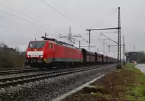 Durch Lintorf gen Duisburg kommt die 189 047-4 mit einem leeren Erzzug am Sonntag durchgefahren. 14.2.2016