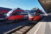 Rechts im Bild 4023 008-8 als S1 4232 (Lienz - Friesach) und links der in der Sonne glänzende 4024 112-7.
Aufgenommen am 11.2.2016 in Villach Hbf.