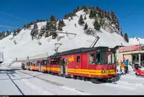 BDeh 4/4 82 hat mir ihrem Zug am 17. Februar 2016 gerade den Col de Bretaye erreicht und wartet jetzt auf die Rückfahrt nach Villars.