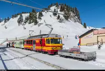 BDeh 4/4 83 hat am 17. Februar 2016 soeben den Col de Bretaye erreicht. Auf dem Vorstellwagen befindet sich Getränkenachschub für eines der zahlreichen Bergrestaurants.