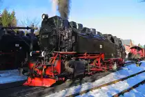 Nach erfolgtem Wasserfassen rangiert 99 236 am 13.02.2015 im Bahnhof Drei Annen Hohne jetzt an P8927 heran, um ihn kurz darauf zum Brocken zu bringen.