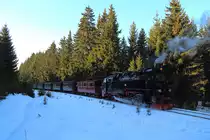 Zwischen Benneckenstein und Eisfelder Talmühle sah das Programm der IG HSB am 13.02.2015 eine weitere Scheinanfahrt für ihren Sonderzug vor. Auf diesem Bild haben die Fotografen den Zug bereits verlassen und dieser setzt nun zurück, um Anlauf für die Show zu nehmen! ;-)