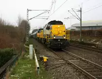 7869,7868 beide von der SNCB kommen die Kohlscheider-Rampe hoch aus Richtung Neuss,Herzogenrath mit einem Kurzen Kalkleerzug aus Oberhausen-West(D) nach Hermalle-Huy(B) und fahren durch Kohlscheid in Richtung Richterich,Laurensberg,Aachen-West. Aufgenommen von Bahnsteig 2 in Kohlscheid. Bei Sonne und Wolken am Kalten Nachmittag vom 18.2.2016.