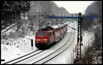 Während der letzten Schneetage war 111142 im Regioverkehr auf der Rollbahn im Einsatz. Am 18.2.2016 kam sie um 10.40 Uhr mit dem RE nach Bremerhaven bei Ostercappeln - Haren durch das noch verschneite Wiehengebirge.
