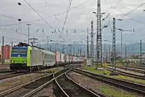 Re 485 006-1 am 25.10.2014 mit einer RoLa (Novara - Freiburg (Brsg) Rbf) in Basel Bad Bf gen Weil am Rhein/Haltingen.