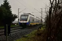 Nachschuß auf den 648 435 der am Zugschluß einer RE10 nach Kleve hängt.
Am Sonntag den 14.2.2016 ist der Zug hier in Bösinghoven zu sehen.