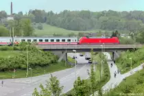 Blick nach Süden in Ansbach am 18.5.05: Ein IC nach Karlsruhe überquerte die Westtangente.