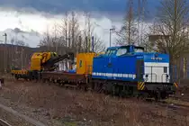 
Die V 100-SP-008 (92 80 1203 128-4 D-SLG) der SLG Spitzke Logistik GmbH, ex DR 110 529-5, ex DR 112 529-3, ex DR 202 529-4, ex DB 202 529-4, ist am 08.02.2016, mit der Krupp-Gleisbohrramme, beim Bahnhof Siegen-Weidenau abgestellt. 

Der Zug bestand neben der V 100.1 aus: 
- Dem Rens 1 - Wagen 33 68 398 8 029-9 RIV D-AAEC, (der AAE Cargo)  
- Der Krupp-Gleisbohrramme, Schweres-Nebenfahrzeug-Nr. D-SPAG 99 80 9210 001-0  
- Dem Ks - Wagen 27 80 3302 125-6 RIV D-SPAG