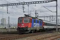 Re 421 379-3 CARGO durchfährt den Bahnhof Muttenz. Die Aufnahme stammt vom 18.02.2016.