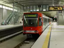 2322 der KVB verlässt als Linie 17 ((Sürth-)Rodenkirchen - Severinstraße) die neue Haltestelle  Bonnerwall . (19.02.2016)
Wie man an der Anzeige rechts erkennen kann, wird auf beiden Gleisen in beide Richtungen gefahren. Das liegt daran, dass es auf der Strecke keine Möglichkeit gibt das Gleis zu wechseln. Die nächste Möglichkeit wäre erst hinter der Station  Severinstraße , doch der Abschnitt ist noch nicht in Betrieb.