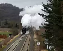Mit lauten schnaufen und viel Dampf kam die 01 150 nach dem Wasser fassen in Arnsberg die Steigung Richtung Bestwig hoch gedampft. Ziel des Zuges ist Willingen.
Hier hat die obere Ruhrtalbahn bereits eine Länge von stolzen 200km.

Arnsberg 20.02.2016

