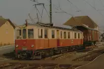 RBS/SZB: Dienstzug der besonderen Art mit dem BDe 4/4 24 (1916/1956) an der Morgensonne in Lohn Lohn-Lüterkofen im März 1986 . In den Jahren 1990/1991 wurde dieses Fahrzeug in der Werkstatt Solothurn zum HISTORISCHEN CFe 4/4 11  HOSCHTETSCHNÄGG  umgebaut.
Foto: Walter Ruetsch