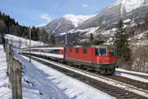 Re 4/4 II 11195 am 15.02.2016 mit dem IR 2315 bei Rodi-Fiesso.
