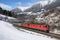Re 6/6 11634 und Re 4/4 II 11315 rollen am 15.02.2016 mit mit einem GZ aus Emmenbrücke talwärts. Das Bild wurde kurz vor Rodi-Fiesso aufgenommen.