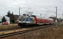 182 016 hat die Werbefolien aus ihrem vorherigen Einsatzgebiet bisher nicht verloren. Am 16.02.16 verlässt sie mit einer S2 nach Magdeburg den Haltepunkt Raguhn.