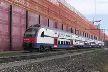 Der etwas andere Hintergrund für ein Bahnbild - Wenige Minuten vor seinem Ziel fährt RABe 514 038-9 als S30 8049, Winterthur - Weinfelden, in Märstetten an einer mit Schutznetzen abgesicherten Baustelle vorbei (30.01.2016).