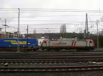 185 592-3 von Crossrail fährt mit einem LKW-Walter-Zug  aus  Genk-Goederen(B) nach  Novara(I) bei der Ausfahrt aus Aachen-West in Richtung Aachen-Schanz,Aachen-Hbf,Aachen-Rothe-Erde,Stolberg-Hbf(Rheinland)Eschweiler-Hbf,Langerwehe,Düren,Merzenich,Buir,Horrem,Kerpen-Köln-Ehrenfeld,Köln-West,Köln-Süd. Aufgenommen vom Bahnsteig in Aachen-West.
Bei Nieselregen am Mittag vom 20.2.2016.