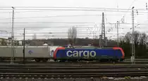 482 000-7  Köln  von SBB-Cargo fährt mit einem  Containerzug aus Genk-Zuid Haven(B) nach  Novara(I) bei der Ausfahrt aus Aachen-West und fährt in Richtung Aachen-Schanz,Aachen-Hbf,Aachen-Rothe-Erde,Stolberg-Hbf(Rheinland)Eschweiler-Hbf,Langerwehe,Düren,Merzenich,Buir,Horrem,Kerpen-Köln-Ehrenfeld,Köln-West,Köln-Süd. Aufgenommen vom Bahnsteig in Aachen-West. 
Bei Nieselregen am Mittag vom 20.2.2016.