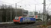 482 002-3 von SBB-Cargo rangiert in Aachen-West. 
Aufgenommen vom Bahnsteig in Aachen-West.
Bei Nieselregen am Mittag vom 20.2.2016.