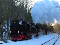 99 7243 mit IG HSB-Sonderzug am 13.02.2015 kurz nach Verlassen des Bahnhofes Eisfelder Talmühle. Nach der Vorbeifahrt wird der Zug anhalten und die Fotografen wieder aufnehmen. Danach geht es weiter nach Stiege zur Selketalbahn.