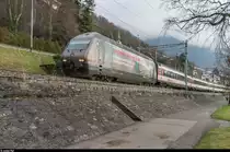 Re 460 107 wirbt für Alptransit. Am 17. Februar 2016 zieht sie einen IR bei Veytaux in Richtung Genève