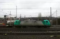 Die Cobra 2805 fährt mit einem Güterzug von Aachen-West nach Belgien  bei der Ausfahrt aus Aachen-West in Richtung Montzen/Belgien. 
Aufgenommen vom Bahnsteig in Aachen-West. 
 Bei Nieselregen am Mittag vom 20.2.2016.