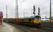 Die Class 66 RL001 von Railtraxx fährt mit viel Dieselpower mit einem KLV-Containerzug aus Bierset-Awans(B) nach Basel(CH) bei der Abfahrt aus Aachen-West und fährt in Richtung Aachen-Schanz,Aachen-Hbf,Aachen-Rothe-Erde,Stolberg-Hbf(Rheinland)Eschweiler-Hbf,Langerwehe,Düren,Merzenich,Buir,Horrem,Kerpen-Köln-Ehrenfeld,Köln-West,Köln-Süd. 
Aufgenommen vom Bahnsteig in Aachen-West. 
Bei Nieselregen am Mittag vom 20.2.2016.