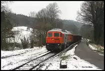 RTS 230077 hat am 19.2.2016 um 13.17 Uhr mit einem Schrottzug den Scheitelpunkt der Hüttenbahn nach Georgsmarienhütte kurz vor dem ehemaligen Bahnhof Patkenhof erreicht. An diesem Tag war diese Zugleistung eine Besonderheit; denn normaler weise fährt die OHE mit G 2000 die Leistungen auf der Werkbahn zwischen Hasbergen und Georgsmarienhütte. Wegen Lokausfalls sprang die schwere RTS 230077 ein. Es war auf der steigungsreichen Strecke ein  Ohrenschmaus  für Diesellok Fans!