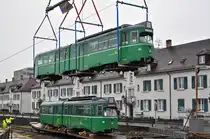 Am 1.Februar 2016 beginnt der Verlad der letzten Be 4/6 Düwag nach Belgrad. Einzig die Be 4/6 627 und 628 bleiben als Oldtimer in Basel. Hier wird der Be 4/6 652 von einem Kran der Firma Welti-Furrer auf den Eisenbahnwagen gehoben. Die Aufnahme stammt vom 03.02.2016. 	