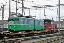Nun gehen die letzten Düwag der BVB auf die lange Reise nach Belgrad. Hier steht der Be 4/6 652 auf einem Rangiergleis beim Güterbahnhof Wolf. Die Rangierlok ist die Bm 4/4 18414. Die Aufnahme stammt vom 03.02.2016. 	