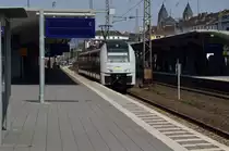 So mal ein Sommerbild vom 460 003-7 in Koblenz als MRB 32 nach Mainz Hbf, weil mir solangsam der Winter auf den Nerv geht. ;D Das Bild entstand als Dennis Fiedler und ich von Leutesdorf nach Namedy umsiedelten. Horst Lüdicke, Hermann-Josef Weirich und Dieter Schumacher waren mit dem Auto von Dieter über den Rhein übergesetzt, aber der Wagen hat nur drei Sitzmöglichkeiten und so fuhren Dennis und ich mit der Bahn.22.8.2015