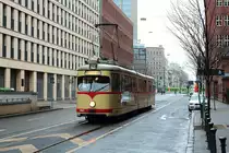 Abschied vom oberirdischen Straßenbahnbetrieb zwischen Wehrhahn und Kirchplatz am 20.02.2016. Aus diesem Anlaß waren auch zahlreiche Museumsfahrzeuge zwischen Gerresheim und der Düsseldorfer Innenstadt unterwegs. Auf der Breite Straße fährt der Achtachser 2663 vom Graf-Adolf-Platz in Richtung Heinrich-Heine-Allee.