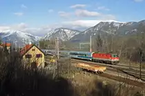 1144.113 fährt mit EC-151 am Morgen des 20.2.16 durch den Bhf.Eichberg.