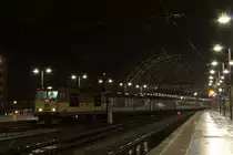 Am nasskalten Abend des 20.02.2016 wartet 371 005-0 mit dem EN477 auf Ausfahrt aus dem Dresdner Hbf gen Osten.