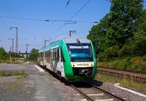 
Der VT 254  (95 80 0648 154-2 D-HEB / 95 80 0648 654-1 D-HEB) ein Alstom Coradia LINT 41 der HLB (Hessische Landesbahn), ex Vectus VT 254, hier auch noch in der vetus-Farbgebung, erreicht man 02.07.2015 den Hp Rudersdorf/Kr Siegen (Wilnsdorf-Rudersdorf). Er fährt hier als RB 95  Sieg-Dill.Bahn  Au/Sieg - Siegen - Dillenburg.