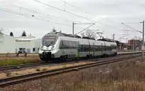 1442 124 der S-Bahn Mitteldeutschland befand sich am 16.02.16 auf Dienstfahrt. Als der silberne Hamster durch Raguhn Richtung Dessau rollte befand er sich schon außerhalb seines sonstigen Einsatzgebietes.