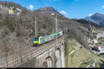BLS Cargo Re 485 005 fährt am 19. Februar 2016 mit einem RoLa-Zug kurz vor Preglia südwärts.