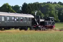 Lok 26  Merzig  des MECL schiebt auf der Steigung kurz vor Losheim am See nach. Der Dampfzug wird gleich den Betriebsmittelpunkt der Strecke, den Bahnhof Losheim, erreichen. Lok 26 (ex. Saarbergwerke) wurde von Henschel gebaut. Bahnstrecke 9321 Merzig - Büschfeld am 02.08.2015