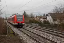 423 565-1 der S-Bahn München fuhr am 21.02.16 als S2 nach Petershausen am Haltepunkt Poing ein.