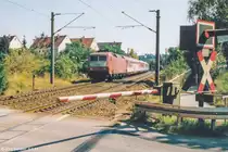 Den Bahnübergang am nördlichen Stadtrand von Ansbach, den 120 142 am 6.9.91 mit einem IC nach Würzburg passierte, gibt es nicht mehr. Mitte der 90er Jahre wurde die Ansbacher Westtangente eröffnet, die den KFZ-Verkehr unter den Bahnlinien nach Stuttgart und Würzburg kreuzungsfrei hindurch führt. 