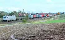 ES 64 102 mit einem Güterzug Richtung Würzburg bei Strecken-km 57.6. (Blick nach Osten am 18.10.02) 