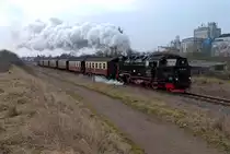 Die Harzer Schmalspurbahn zwischen dem Abfahrtsbahnhof Nordhausen Nord und Nordhausen Altentor, Im Hintergrund ein Teil des Gebäudes er ehemaligen Zigarettenfabrik  Reemtsma  19.02.2016