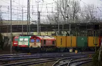 Die Class 66 PB03  Mireille  von Crossrail kommt aus Richtung Montzen/Belgien mit einem sehr langen MSC-Containerzug aus Antwerpen-Berendrecht(B) nach Weil am Rhein(D) und fährt in Aachen-West ein. 
Aufgenommen vom Bahnsteig in Aachen-West.
Bei Nieselregen am Mittag vom 20.2.2016.