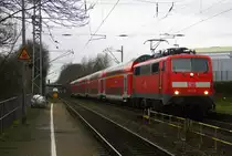 111 155 DB kommt die Kohlscheider-Rampe auf dem falschen Gleis hoch aus Richtung Neuss,Herzogenrath mit einem RE4 aus Düsseldorf-Hbf nach Kohlscheid und fährt in Kohlscheid ein und Endet in Kohlscheid wegen Oberleitungsarbeiten Zwischen Aachen-West Aachen-Hbf.
Aufgenommen vom Bahnsteig 2 in Kohlscheid. 
Bei Nieselregen und Sturm am Mittag vom 21.2.2016.