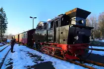 99 6001 mit P8967 (Hasselfelde - Eisfelder Talmühle) am späten Nachmittag des 13.02.2015 bei der Einfahrt in den Bahnhof Stiege.