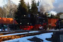 Fahrt von 99 7243 mit IG HSB-Sonderzug am späten Nachmittag des 13.02.2015 durch die Stieger Wendeschleife. (Bild 1) Gerade hat sie den Bahnhof verlassen und wird gleich die Lange Straße (Landstraße K1352) überqueren.